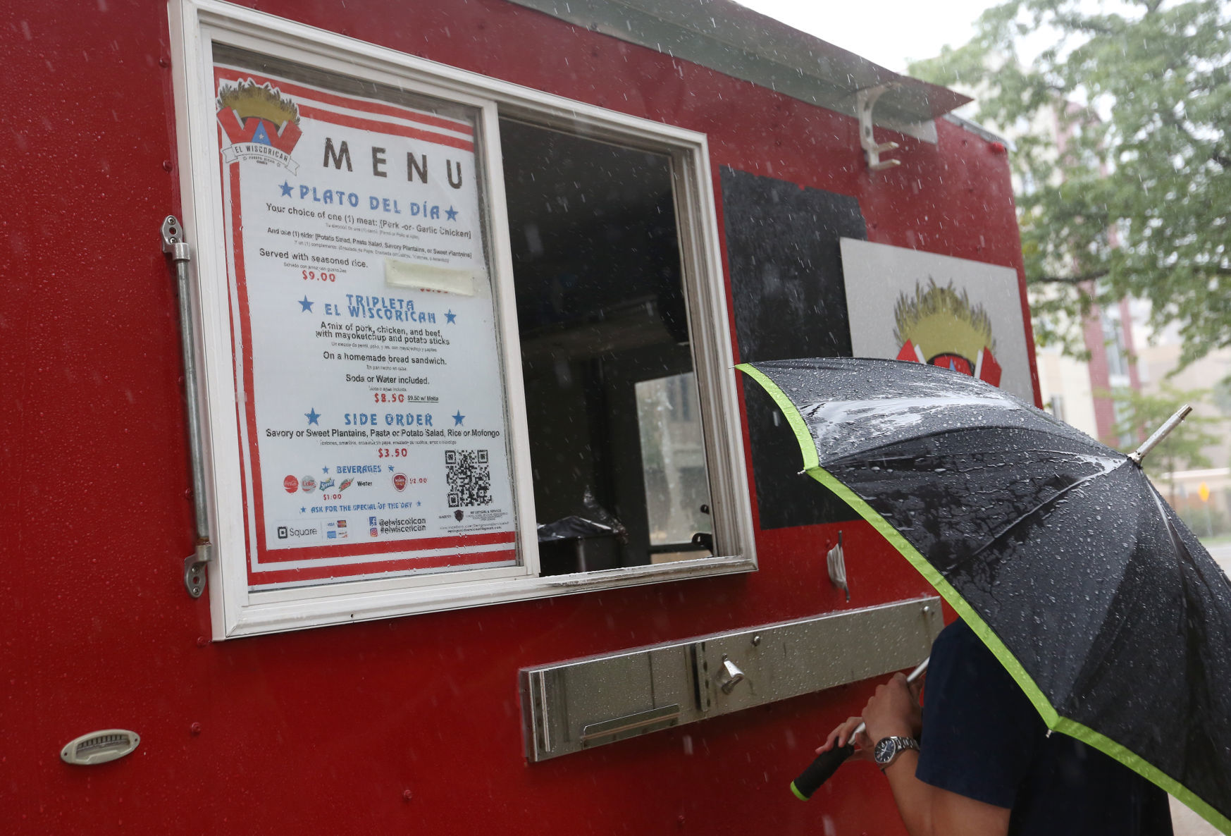 EL WISCORICAN FOOD CART